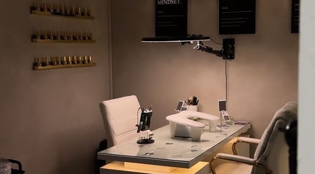 Маникюрный стол _mk.beauty_studio_ в Эдмонтоне, Альберта, CA с современным дизайном