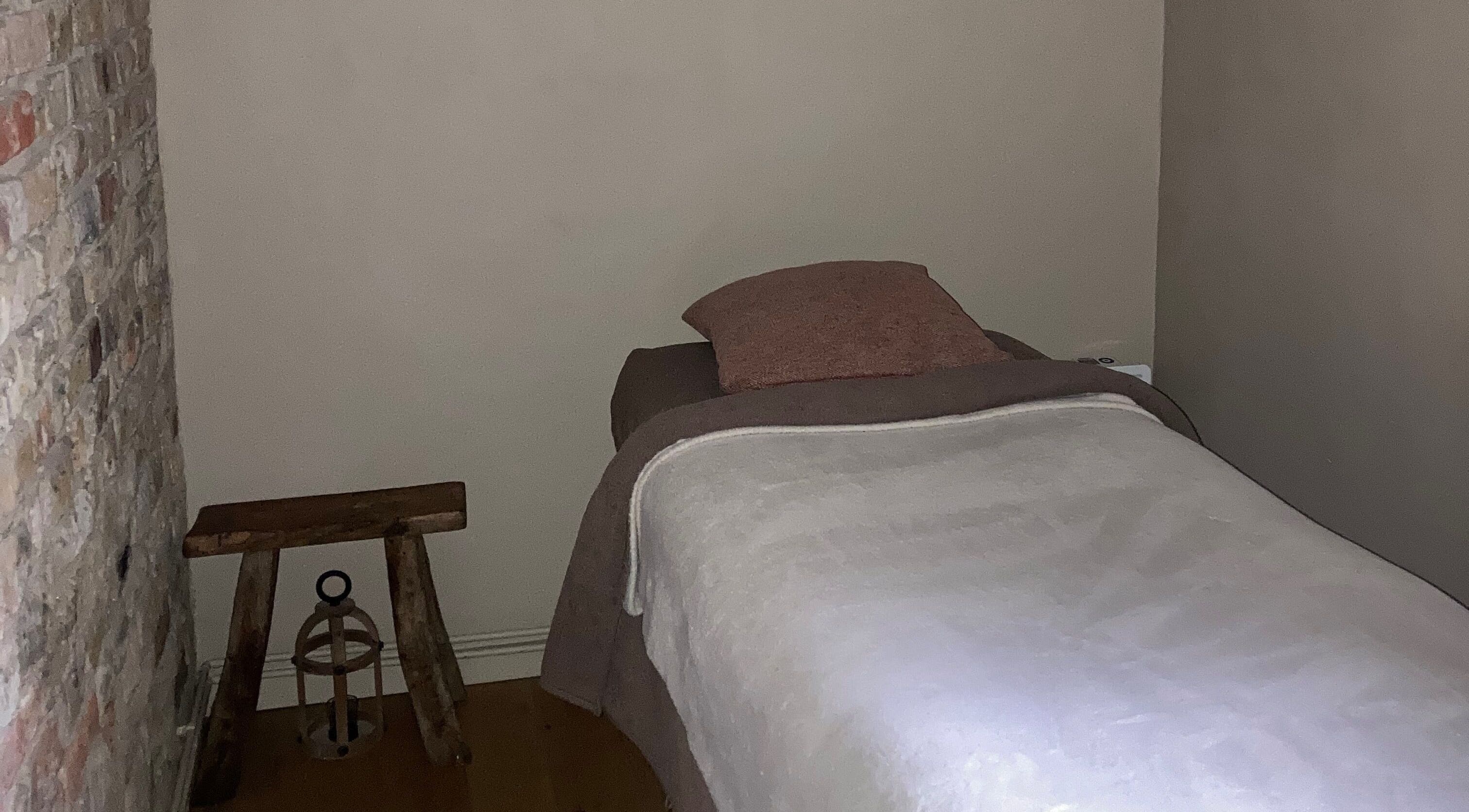 Gezellige massagekamer bij Massage Du Jour, Jabbeke, Vlaanderen, BE met een rustieke uitstraling en rustige sfeer.