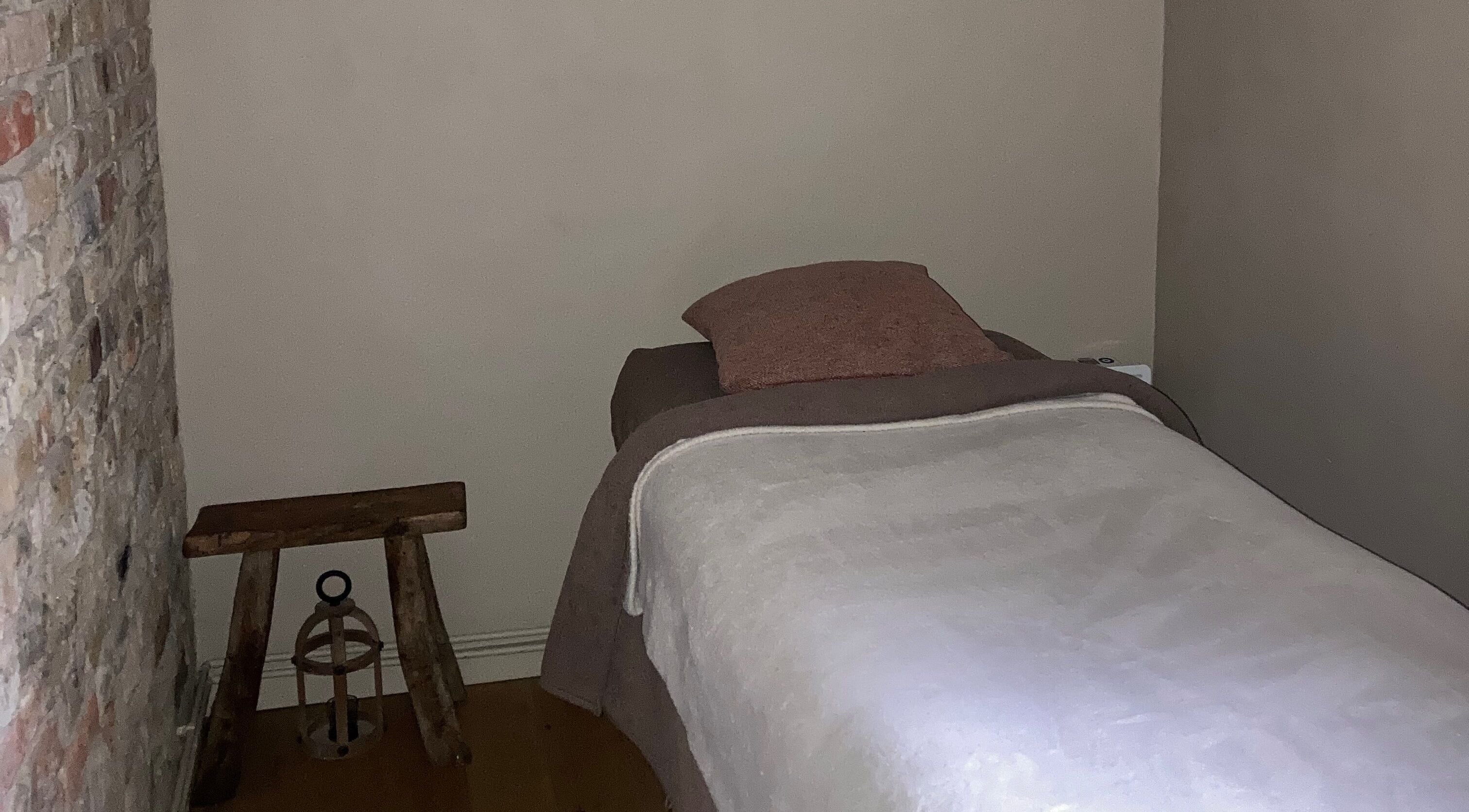 Gezellige massagekamer bij Massage Du Jour, Jabbeke, Vlaanderen, BE met een rustieke uitstraling en rustige sfeer.