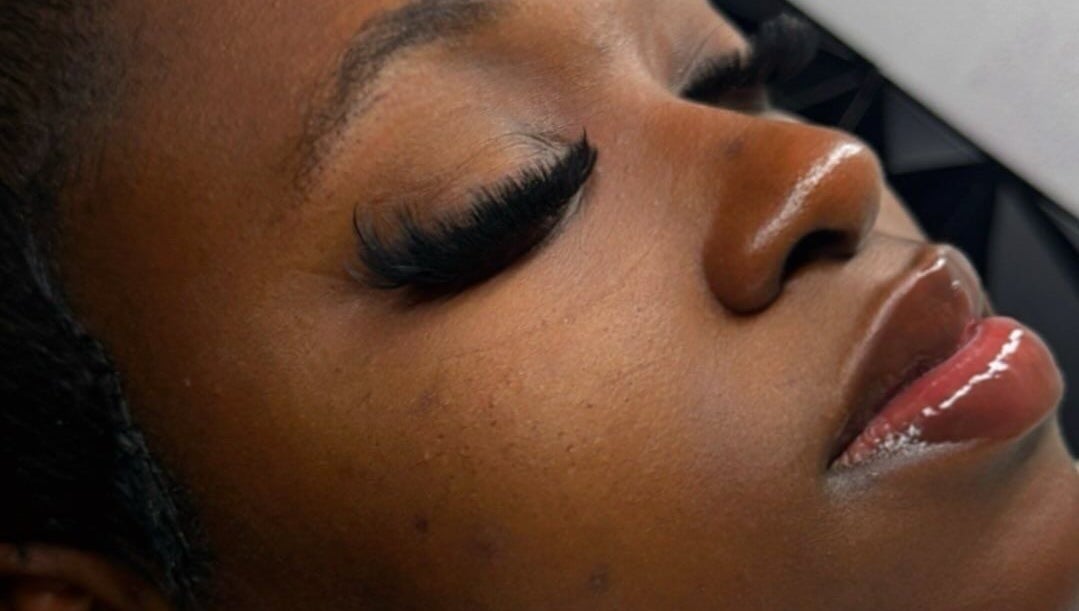 Elegant eyelash extension at Blush Rush Studio, St. John’s, AG showcasing glossy, natural beauty.