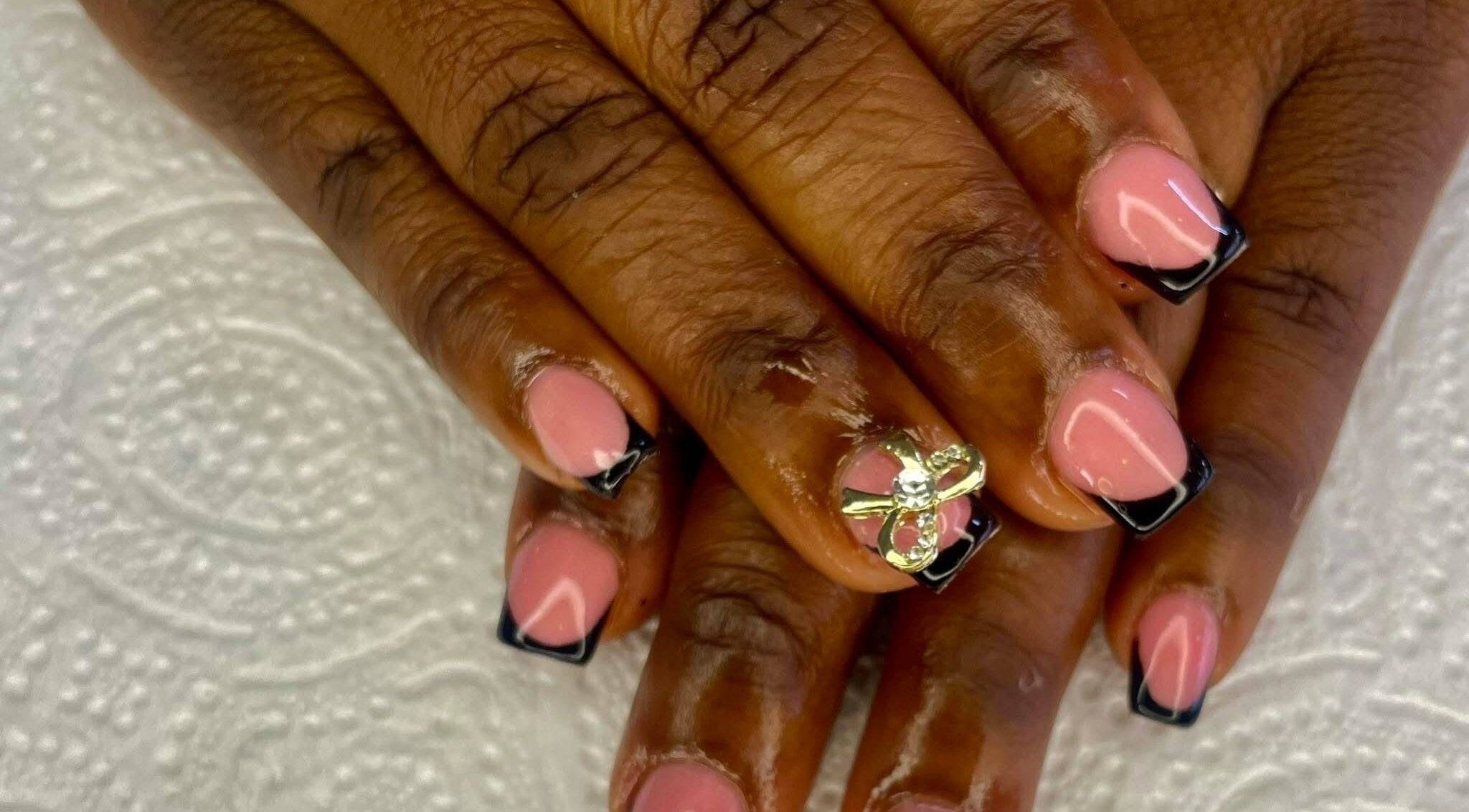 Sierlijke nagels met decor bij Beauty by Jill in Wanica, Wanica, SR.