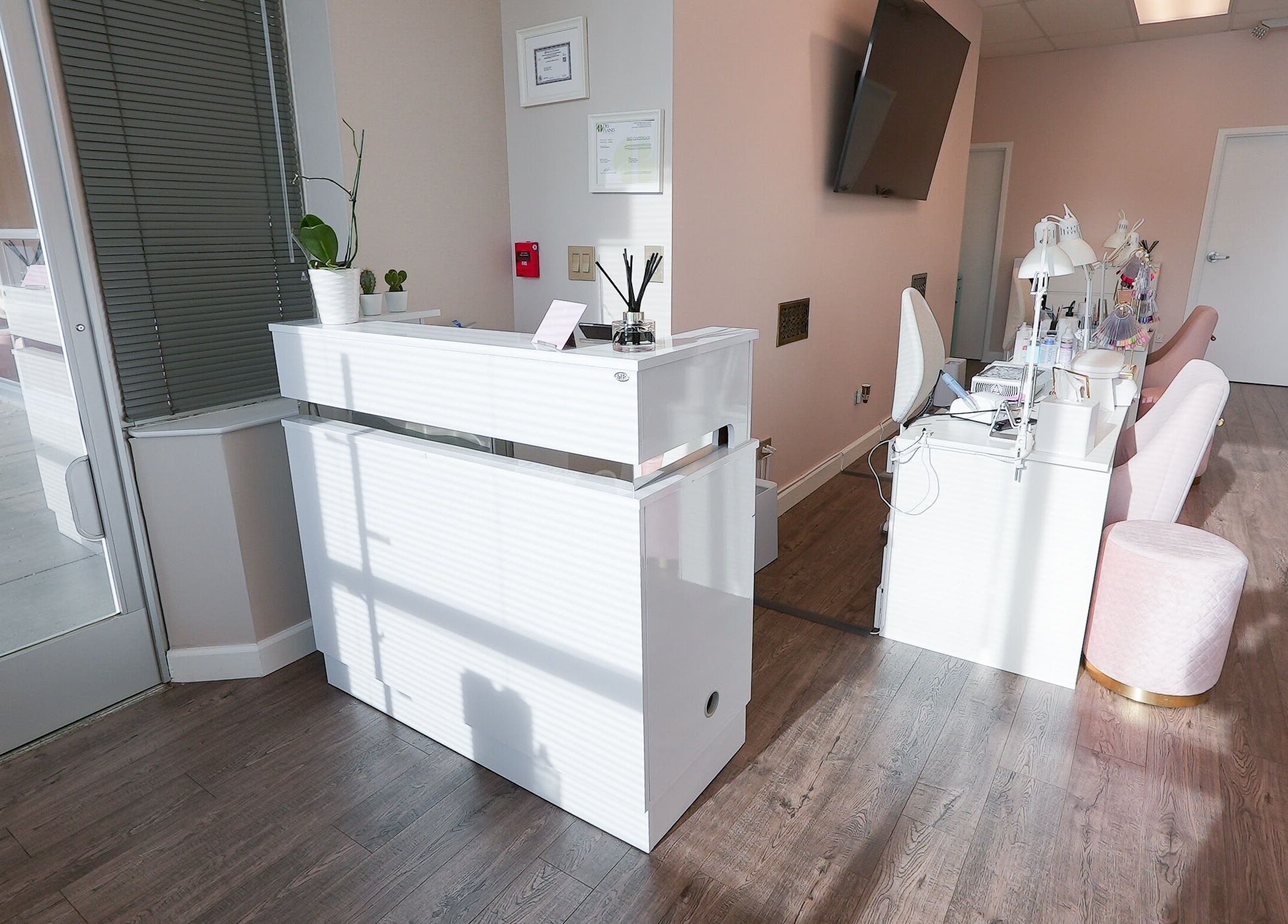 Chic reception at Kvadrat Room in Des Plaines, Illinois, US, featuring modern decor and soft pink accents.
