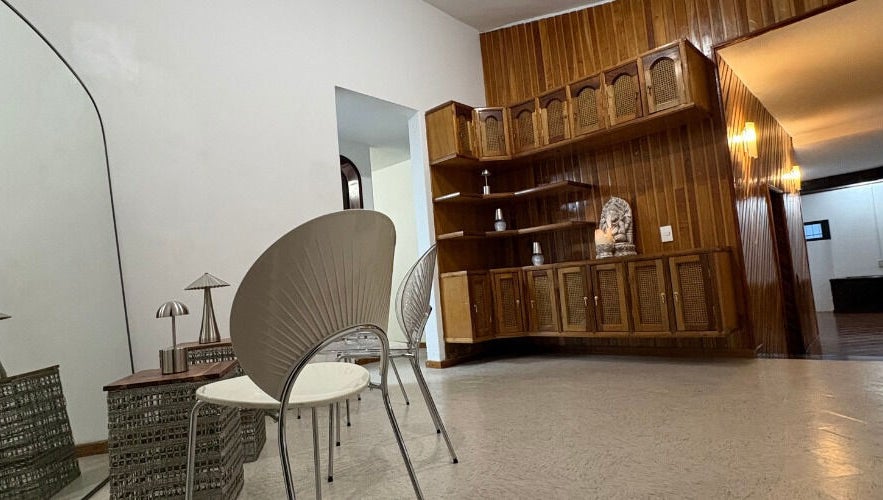 Espacio acogedor en Óla Beauty & Spa en Pachuca De Soto, Hidalgo, MX con sillas modernas y decoración elegante.