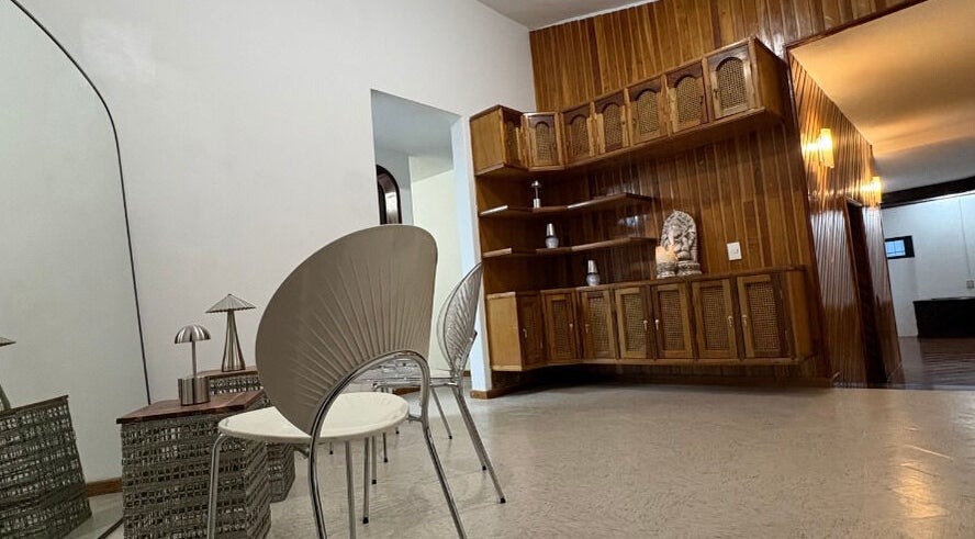 Espacio acogedor en Óla Beauty & Spa en Pachuca De Soto, Hidalgo, MX con sillas modernas y decoración elegante.