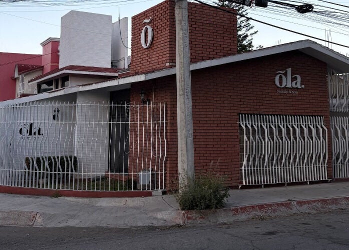 Fachada de Óla Beauty & Spa en Pachuca De Soto, Hidalgo, MX, con diseño moderno y acogedor.