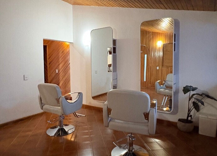 Sillas blancas y espejos en Ola Beauty & Spa, Pachuca De Soto, Hidalgo, MX.