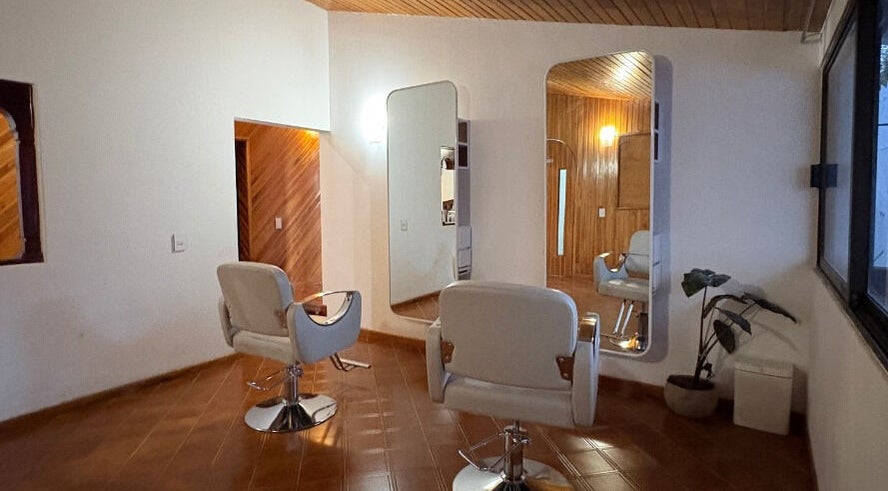 Sala de peluquería en Ola Beauty & Spa, Pachuca De Soto, Hidalgo, MX con sillas blancas y espejos.