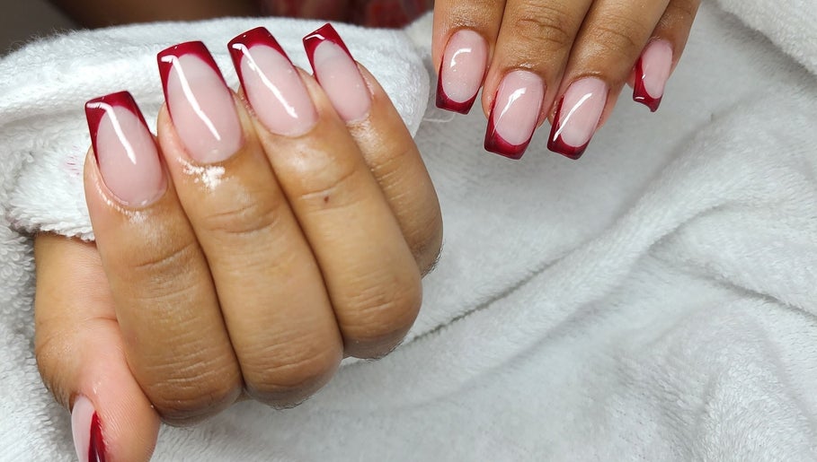 Hermosa manicura francesa roja en Carmen Rosa Garcia, Santo Domingo Este, Santo Domingo, DO.