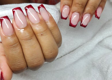Hermosa manicura francesa roja en Carmen Rosa Garcia, Santo Domingo Este, Santo Domingo, DO.