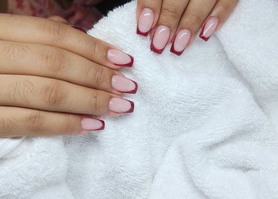 Manicura francesa roja en Carmen Rosa Garcia, Santo Domingo Este, Santo Domingo, DO.