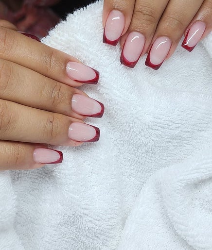 Manicura francesa roja en Carmen Rosa Garcia, Santo Domingo Este, Santo Domingo, DO.