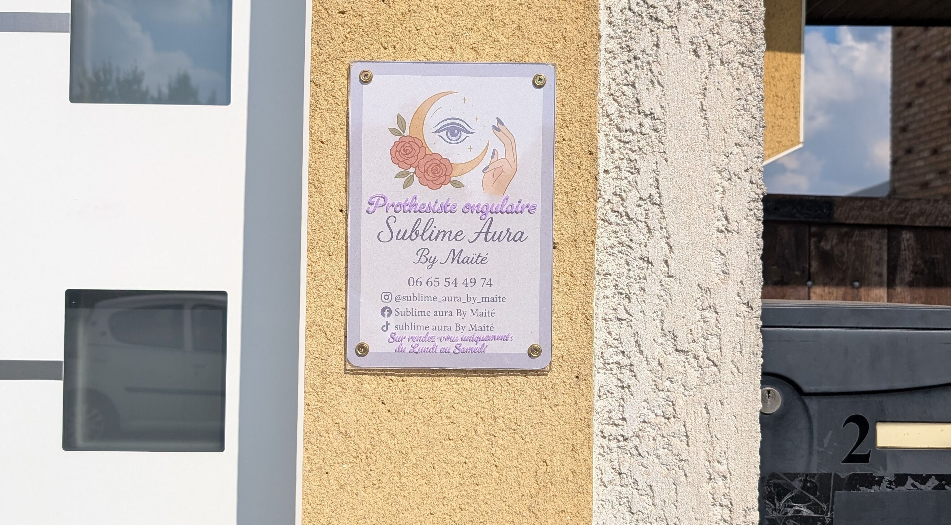 Panneau de Sublime aura By Maïté à Neuville-sur-escaut, Hauts-de-france, FR, affichant des informations de contact.