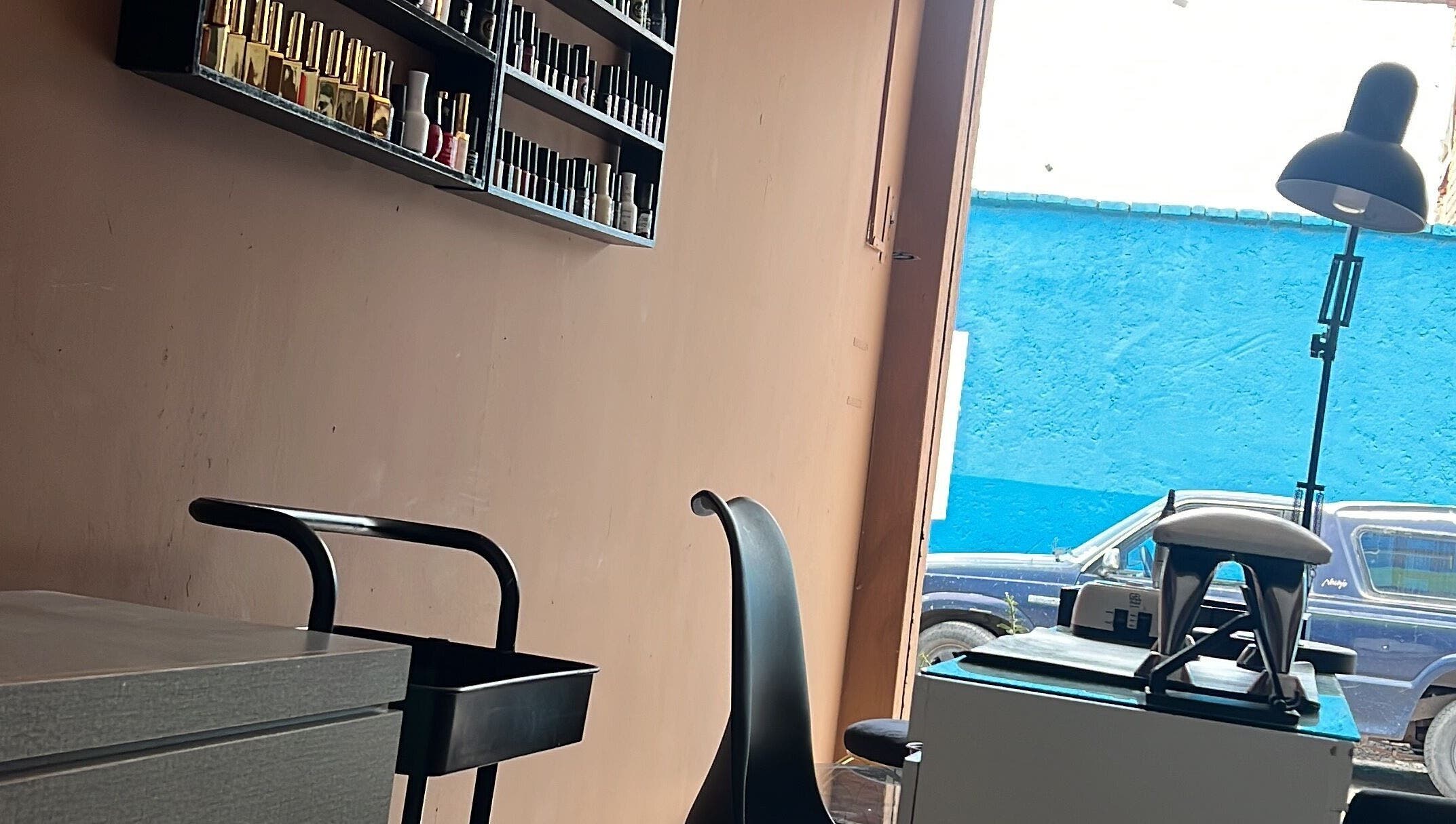 Sala de belleza en Glow Studio, Ahualulco De Mercado, Jalisco, MX, con esmaltes y mobiliario moderno.