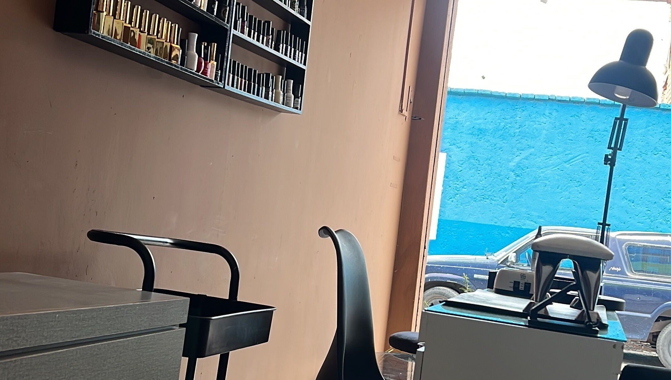 Sala de belleza en Glow Studio, Ahualulco De Mercado, Jalisco, MX, con esmaltes y mobiliario moderno.