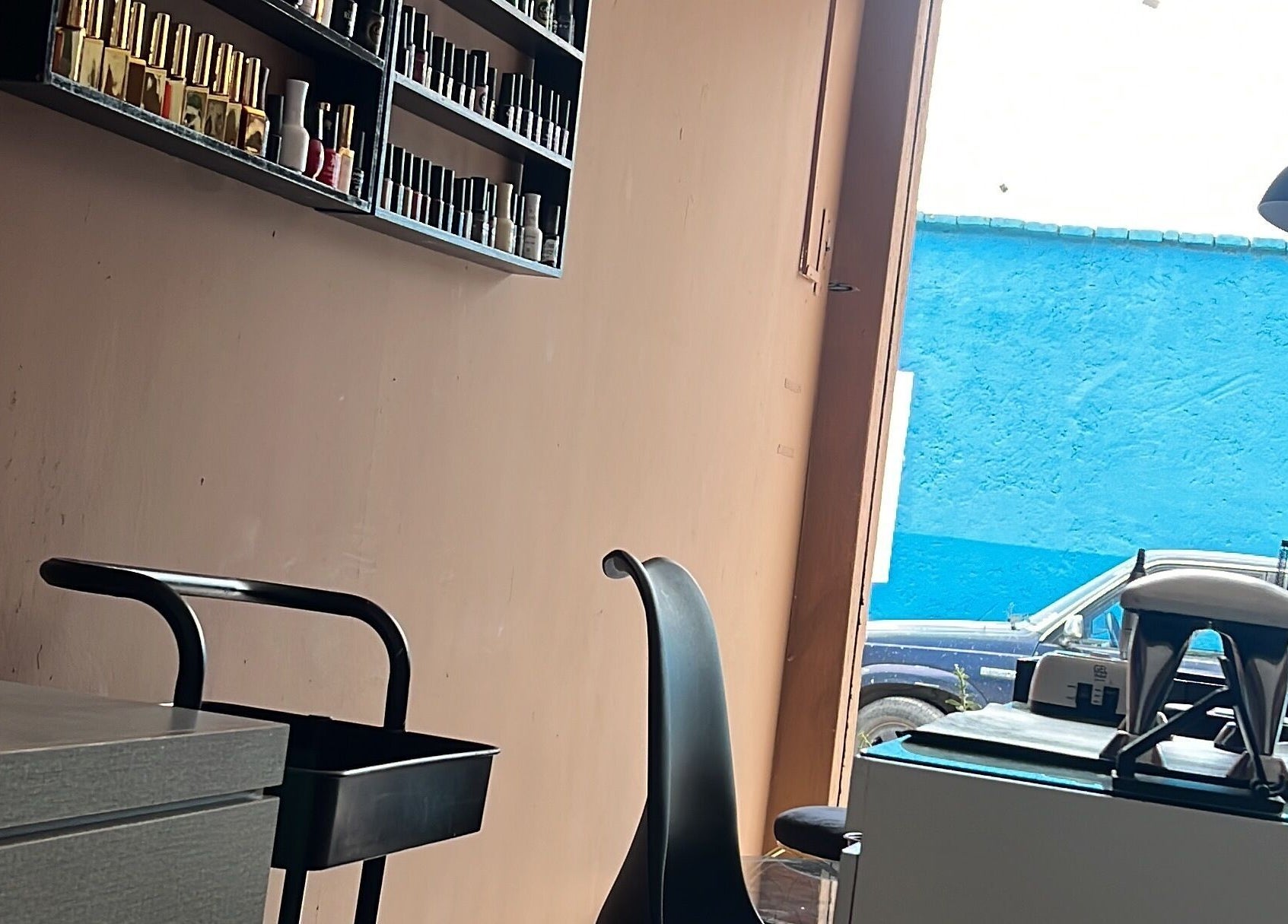 Sala de belleza en Glow Studio, Ahualulco De Mercado, Jalisco, MX, con esmaltes y mobiliario moderno.