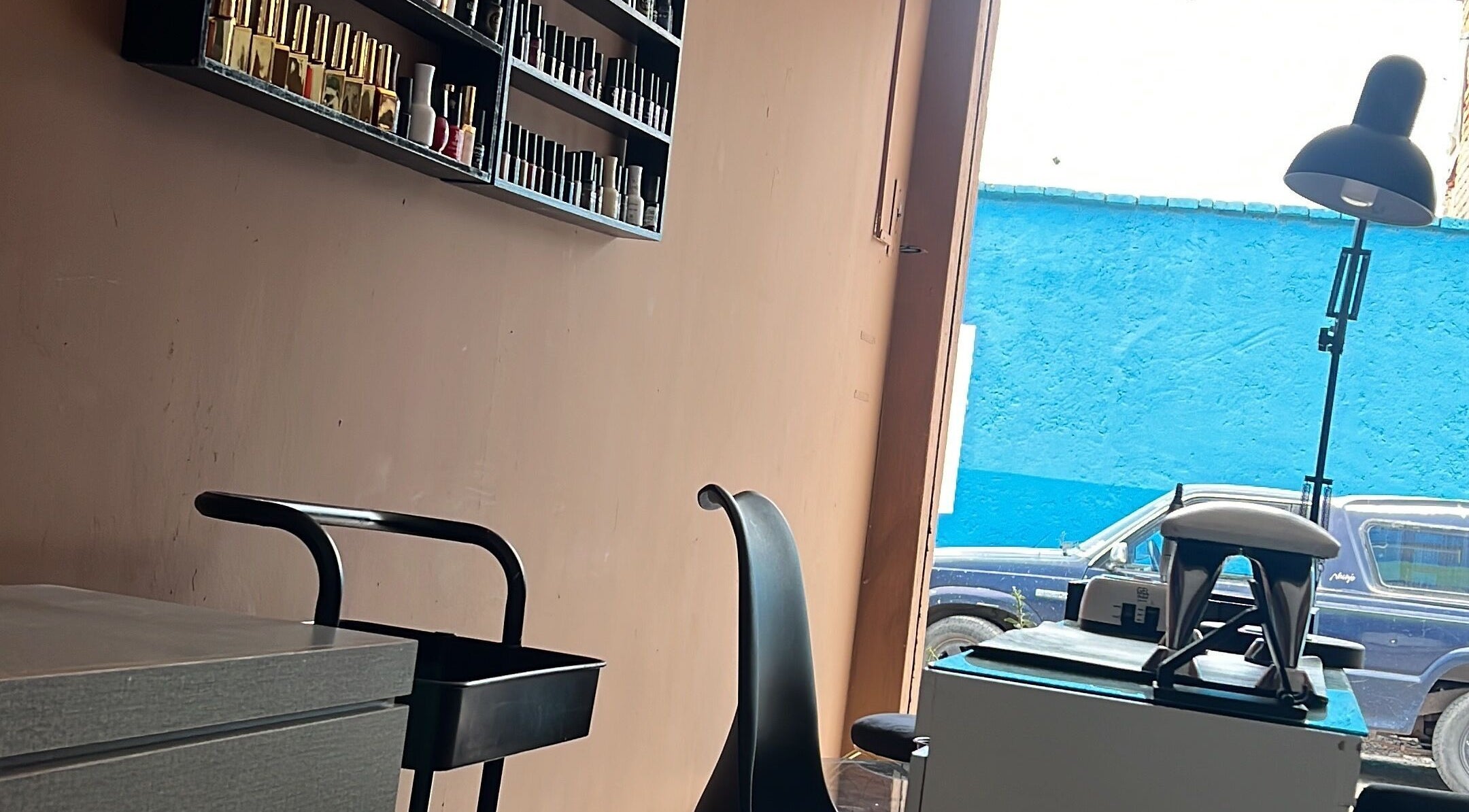 Sala de belleza en Glow Studio, Ahualulco De Mercado, Jalisco, MX, con esmaltes y mobiliario moderno.