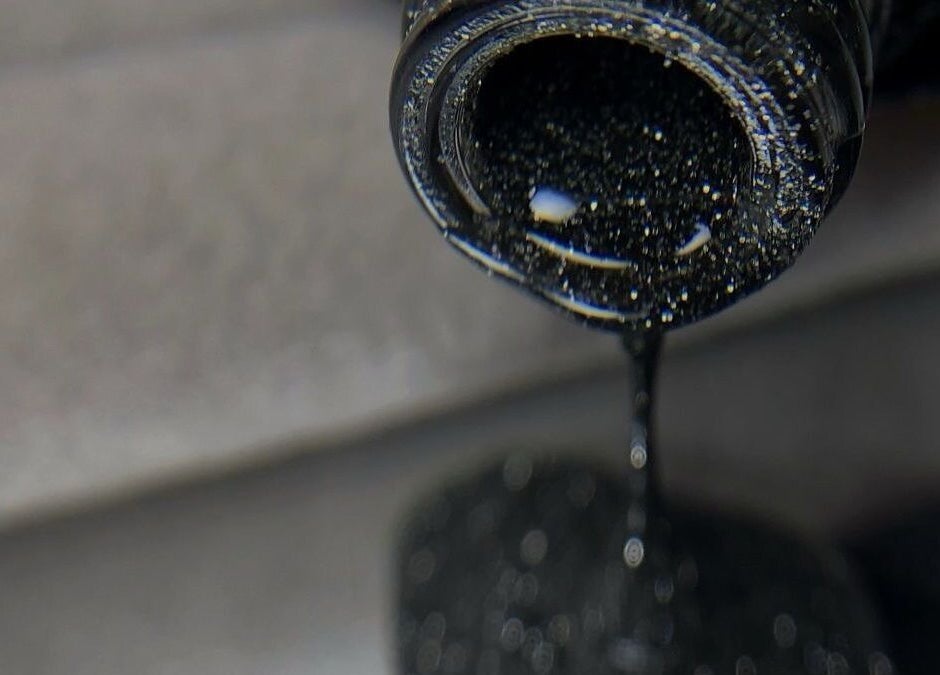 Esmalte negro brillante en Glow Studio, Ahualulco De Mercado, Jalisco, MX.