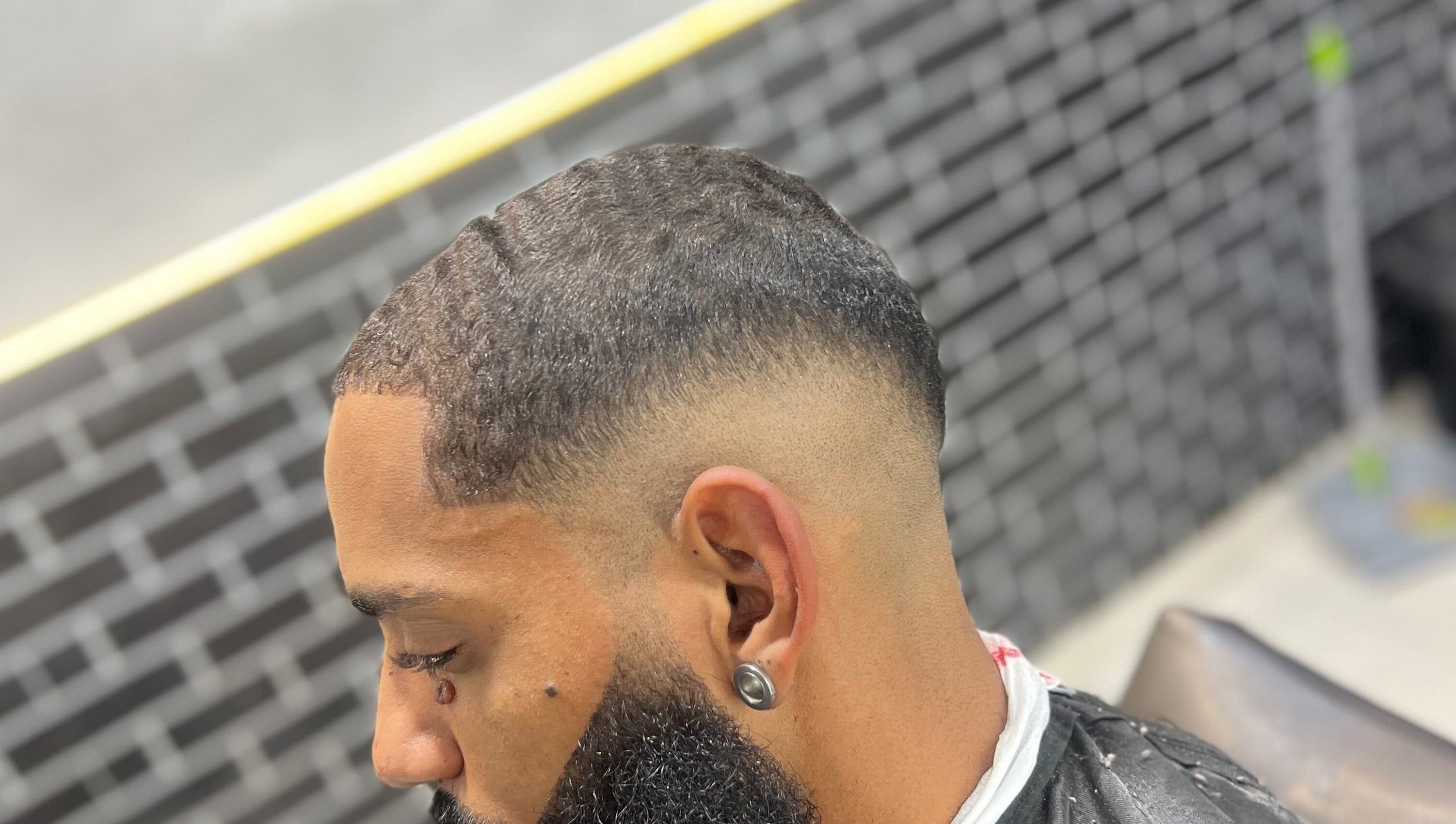 Cabelo bem cortado na Barbearia mão de ouro 💈 em Rio De Janeiro, Rio De Janeiro, BR.