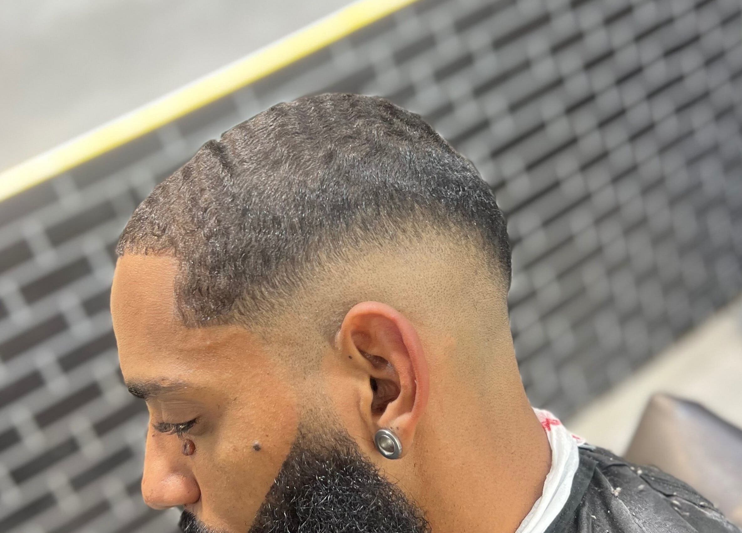 Cabelo bem cortado na Barbearia mão de ouro 💈 em Rio De Janeiro, Rio De Janeiro, BR.