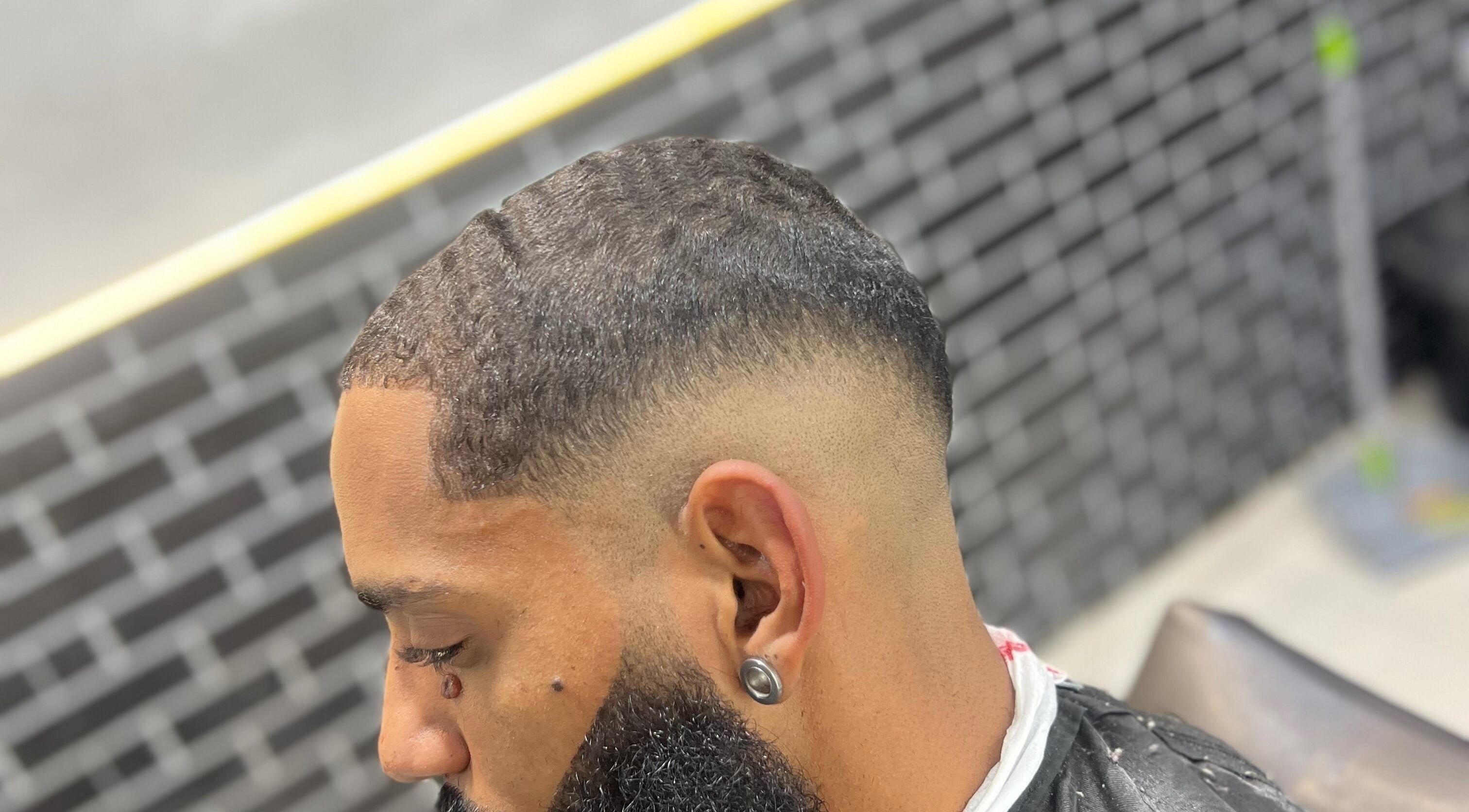 Cabelo bem cortado na Barbearia mão de ouro 💈 em Rio De Janeiro, Rio De Janeiro, BR.