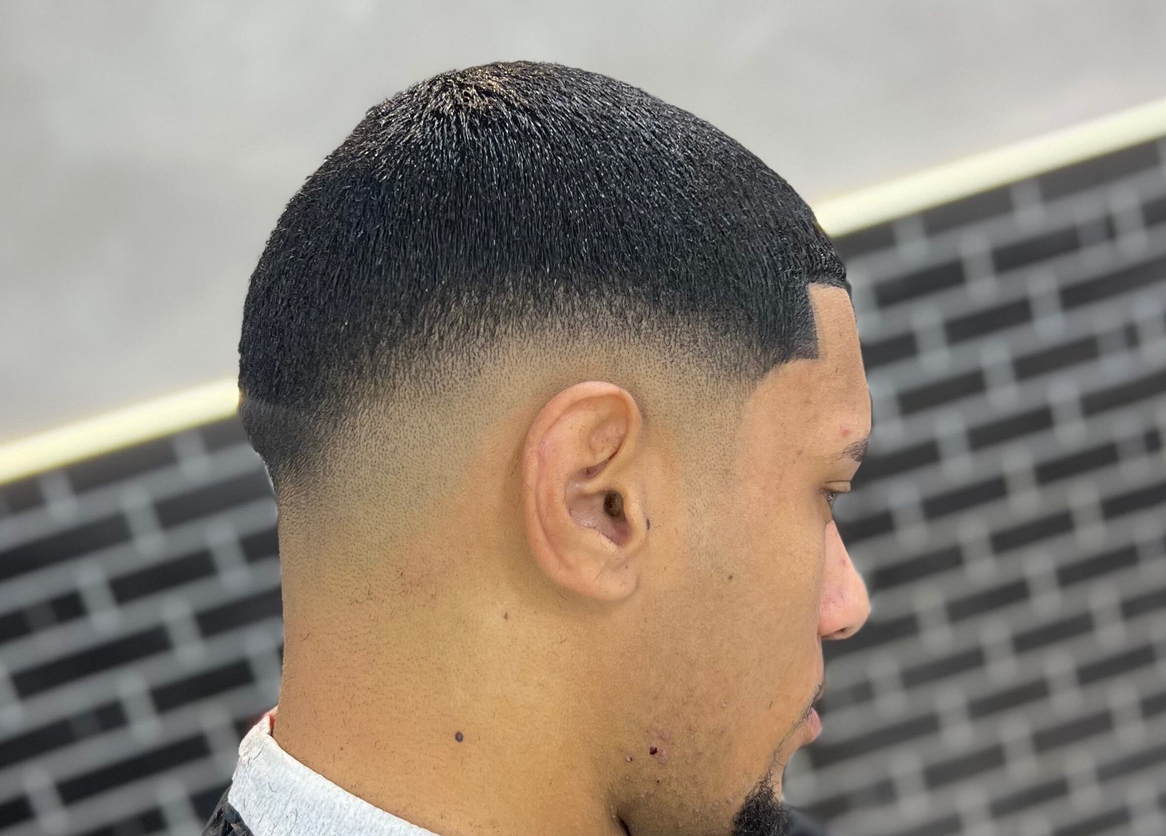 Corte degradê impecável na Barbearia mão de ouro 💈 em Rio De Janeiro, Rio De Janeiro, BR.