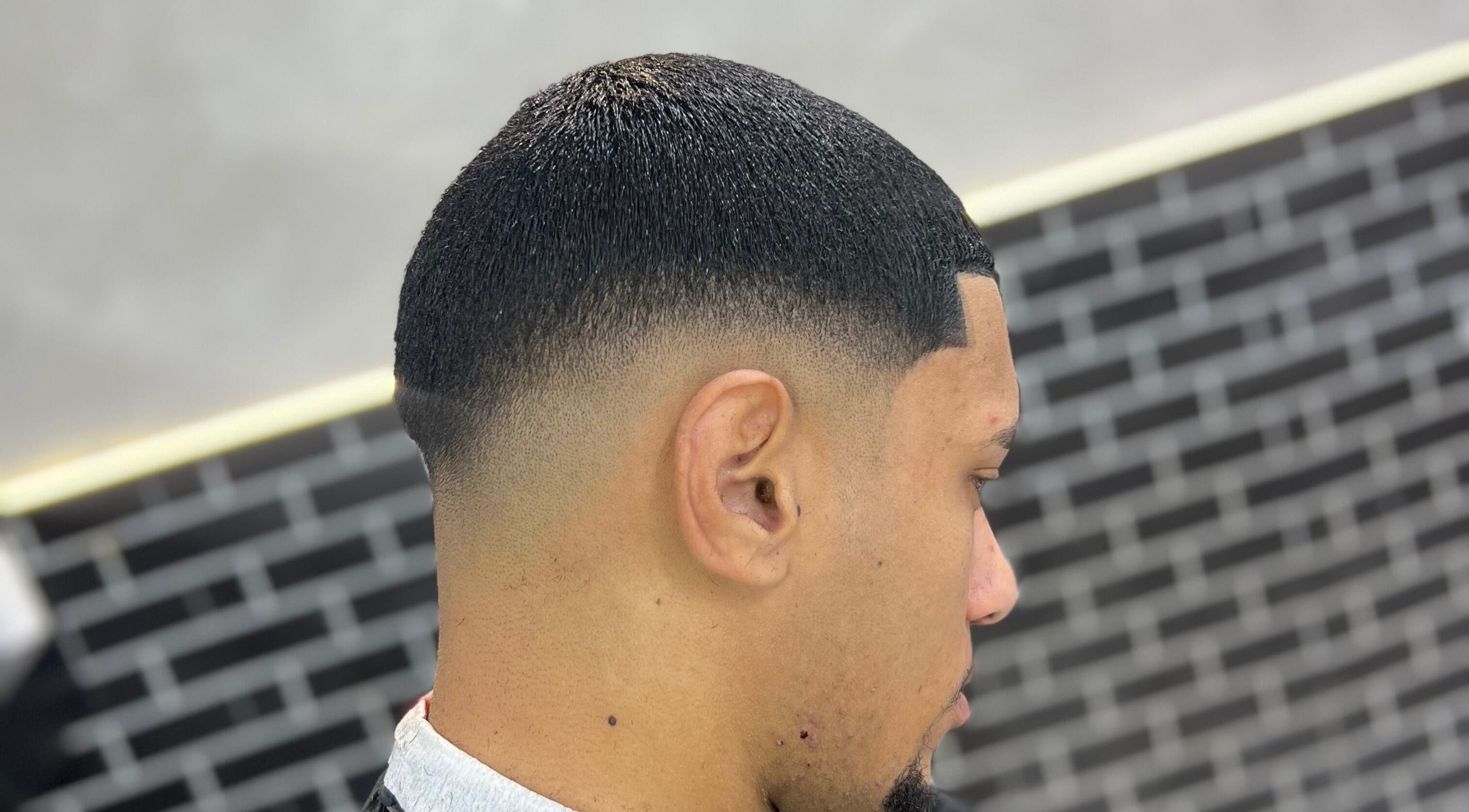 Corte degradê impecável na Barbearia mão de ouro 💈 em Rio De Janeiro, Rio De Janeiro, BR.