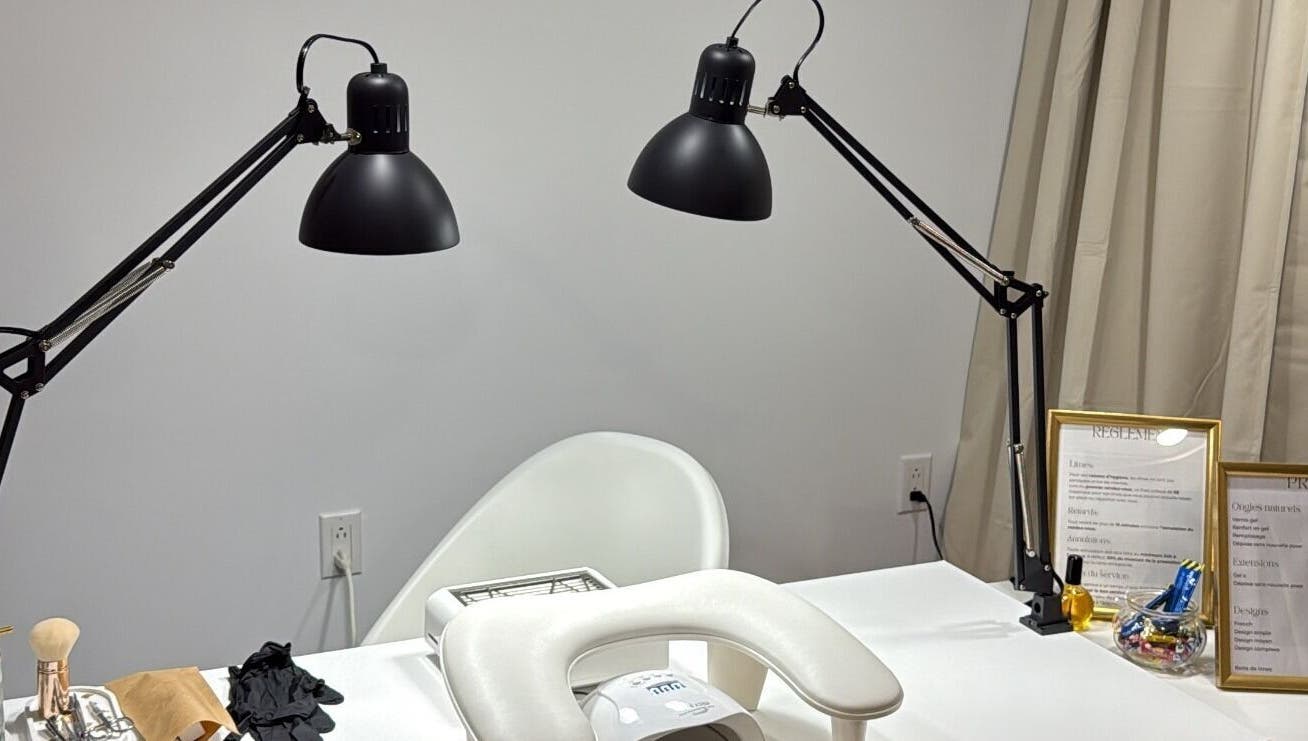 Station de manucure moderne à Nailsbypaulinemtl, Montréal, Québec, CA avec éclairage élégant.