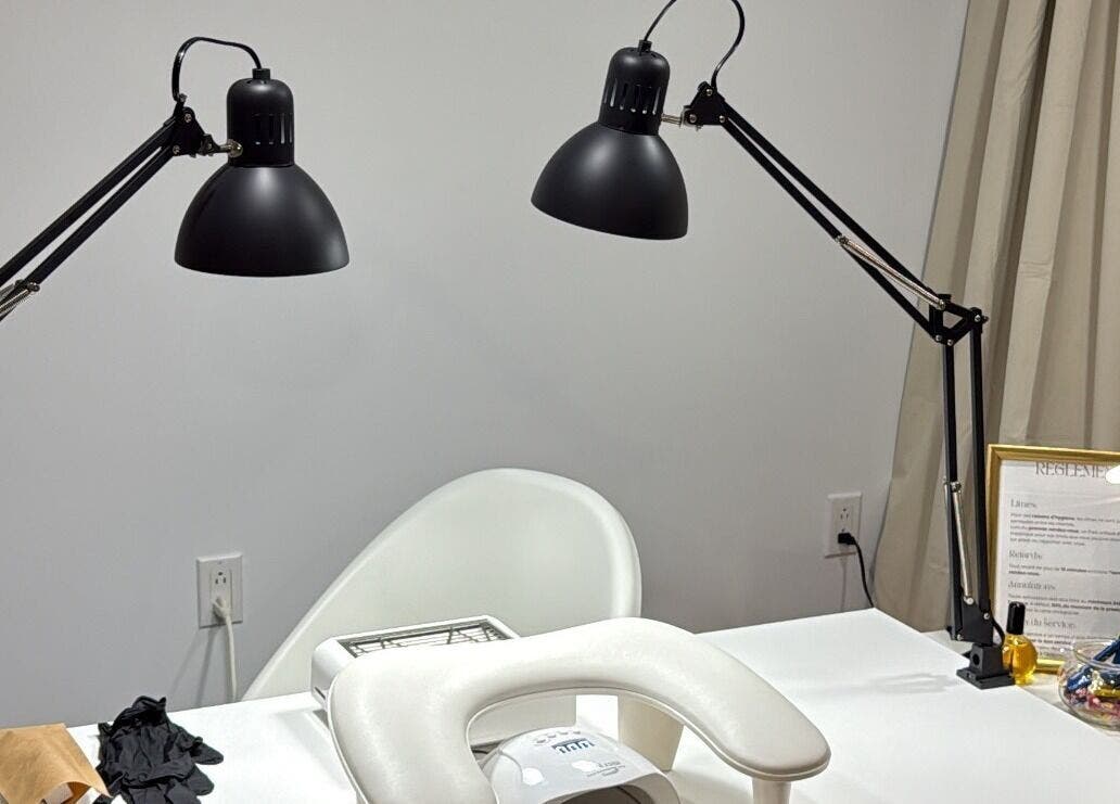 Station de manucure moderne à Nailsbypaulinemtl, Montréal, Québec, CA avec éclairage élégant.