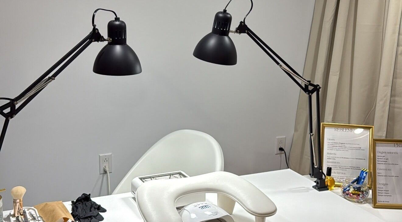 Station de manucure moderne à Nailsbypaulinemtl, Montréal, Québec, CA avec éclairage élégant.