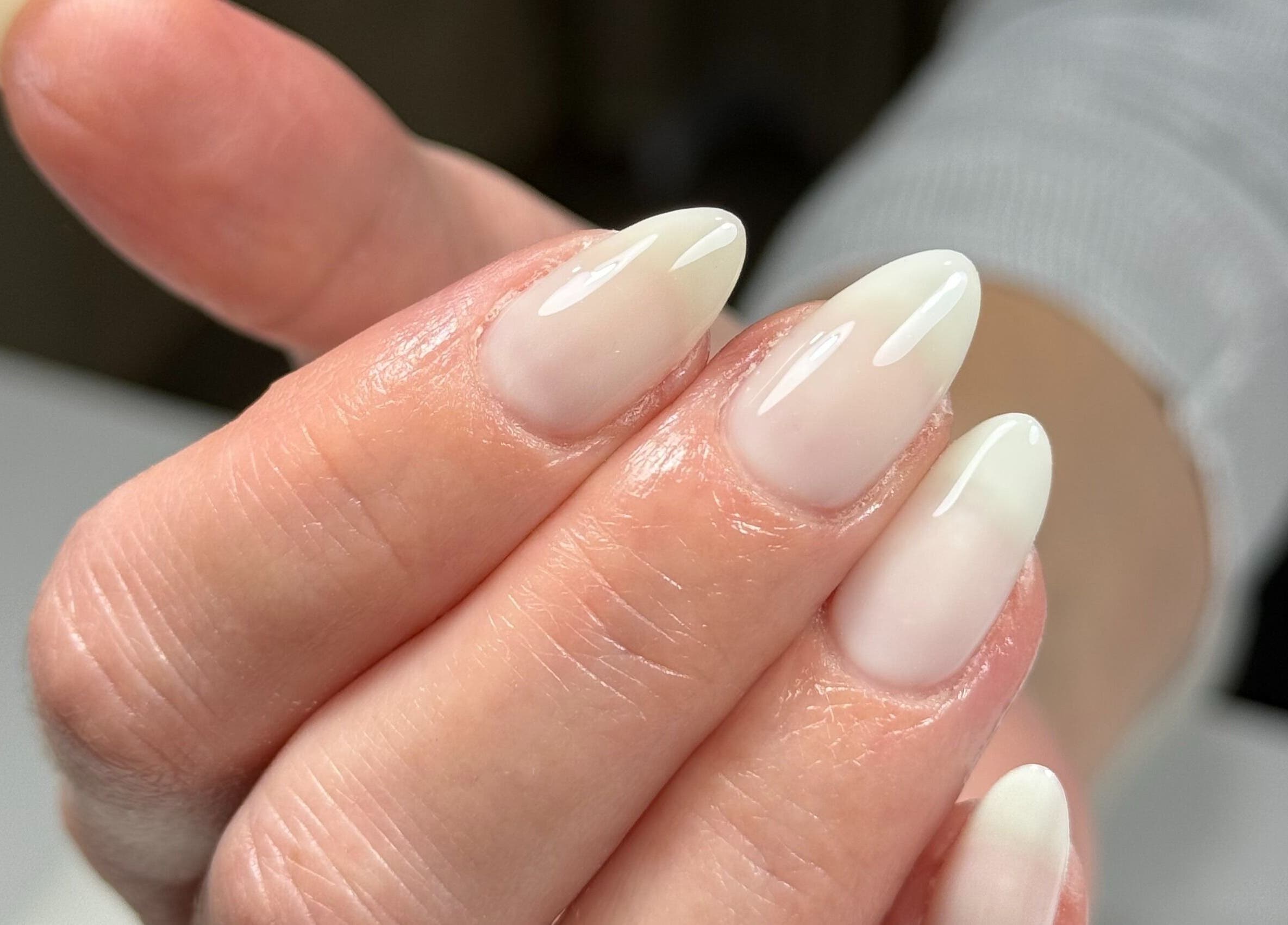 Ongles manucurés en blanc chez Nailsbypaulinemtl, Montréal, Québec, CA.