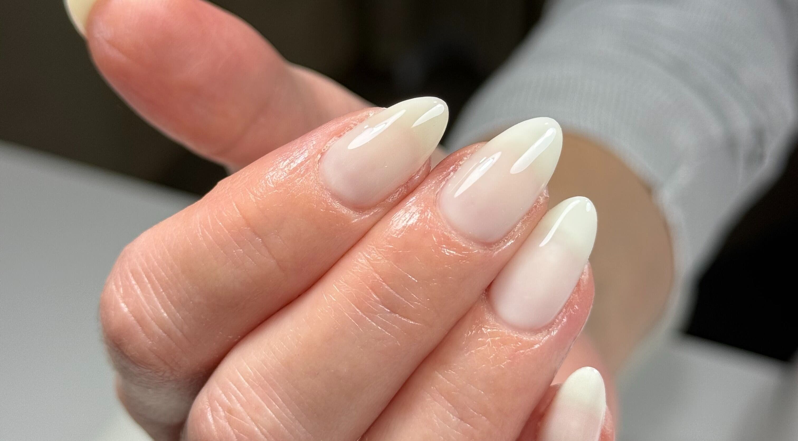 Ongles manucurés en blanc chez Nailsbypaulinemtl, Montréal, Québec, CA.