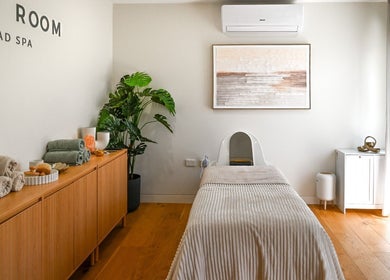 Relaxing spa room at The Dtox Room in Melbourne, Victoria, AU. Cozy treatment bed with soft lighting and calm decor.