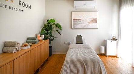Relaxing spa room at The Dtox Room in Melbourne, Victoria, AU. Cozy treatment bed with soft lighting and calm decor.