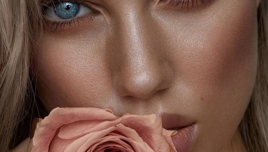 Close-up of a woman's eye with a rose, showcasing beauty at Lash & Brows Tallinn, Harju maakond, EE.