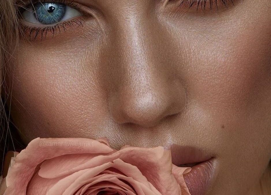 Close-up of a woman's eye with a rose, showcasing beauty at Lash & Brows Tallinn, Harju maakond, EE.