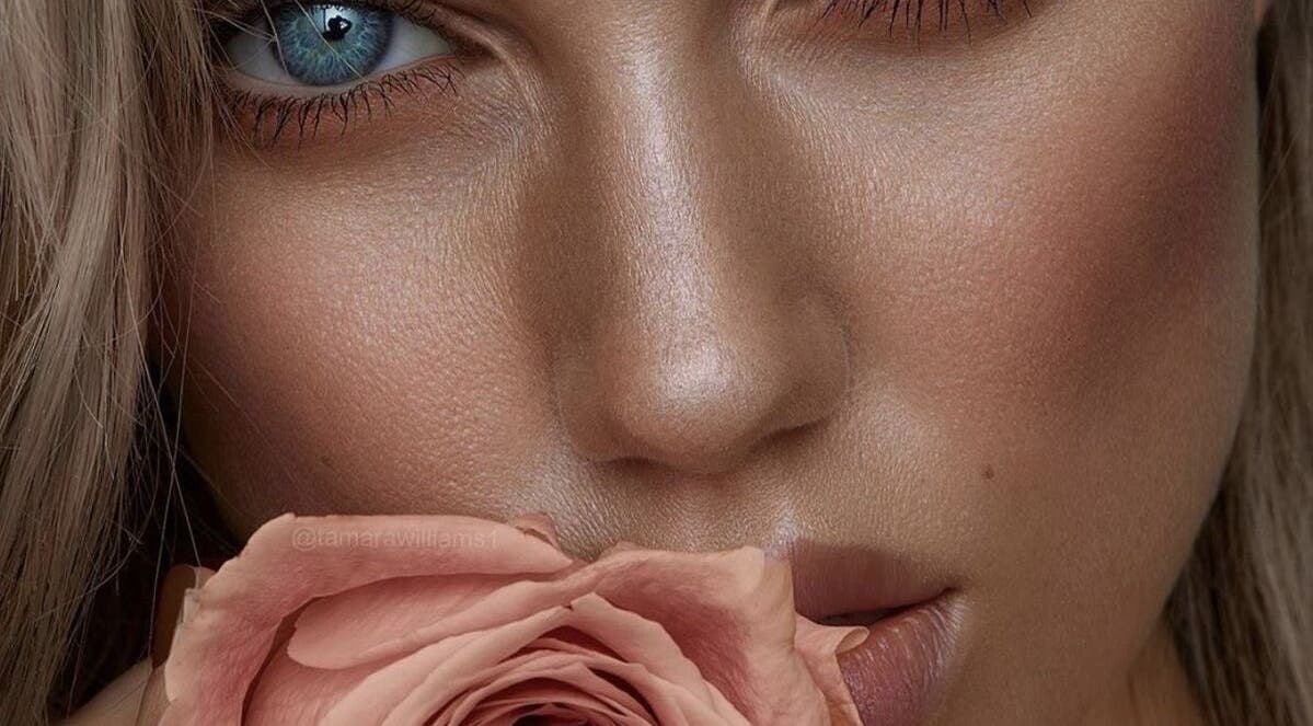 Close-up of a woman's eye with a rose, showcasing beauty at Lash & Brows Tallinn, Harju maakond, EE.