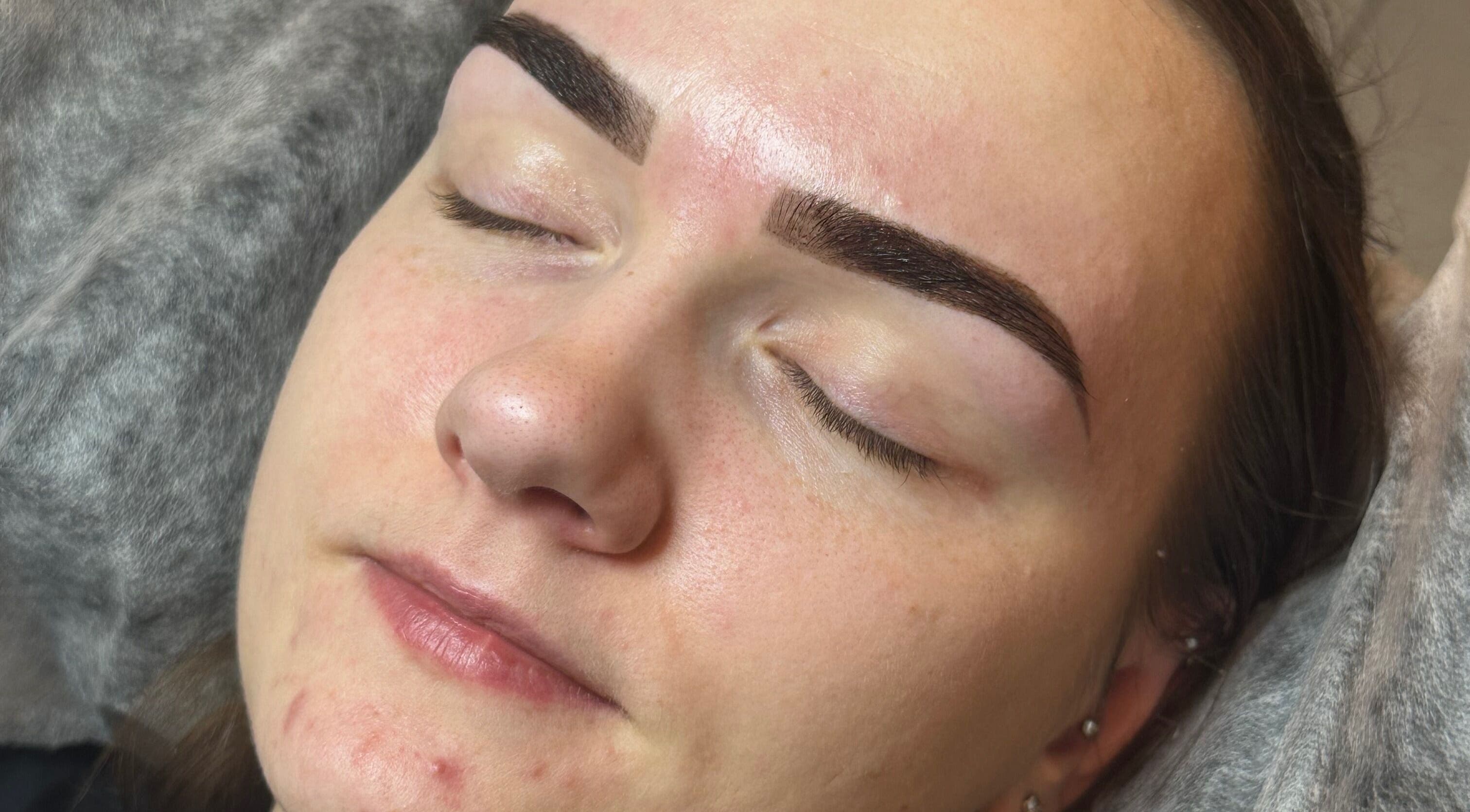 Close-up of expertly shaped brows at Lash & Brows Tallinn, Tallinn, Harju maakond, EE.