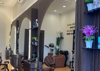 Interior view of Razor Origin Barbershop in Buqayq, Eastern Province, SA, featuring stylish chairs and decor.