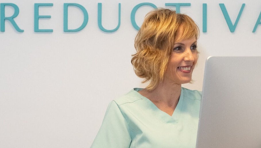Personne souriante à REUCTIVA Angers, Angers, Pays De La Loire, FR pour soins beauté.