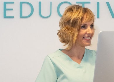 Personne souriante à REUCTIVA Angers, Angers, Pays De La Loire, FR pour soins beauté.