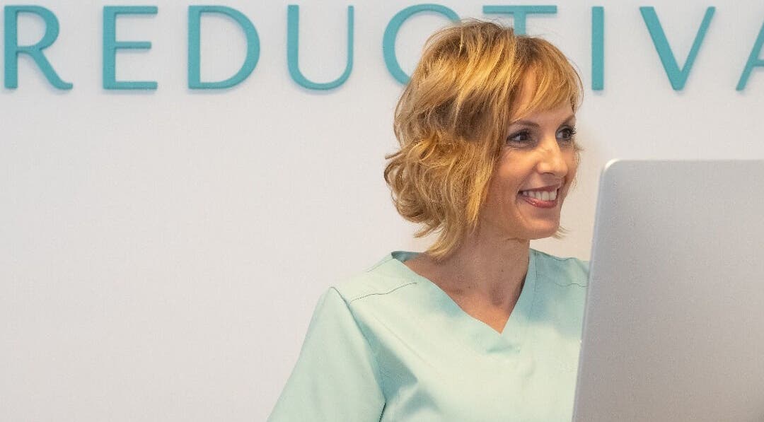 Personne souriante à REUCTIVA Angers, Angers, Pays De La Loire, FR pour soins beauté.