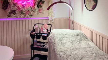 Tranquil treatment room at Yourluxelounge, Kidderminster, England, GB with floral decor and cozy bed.