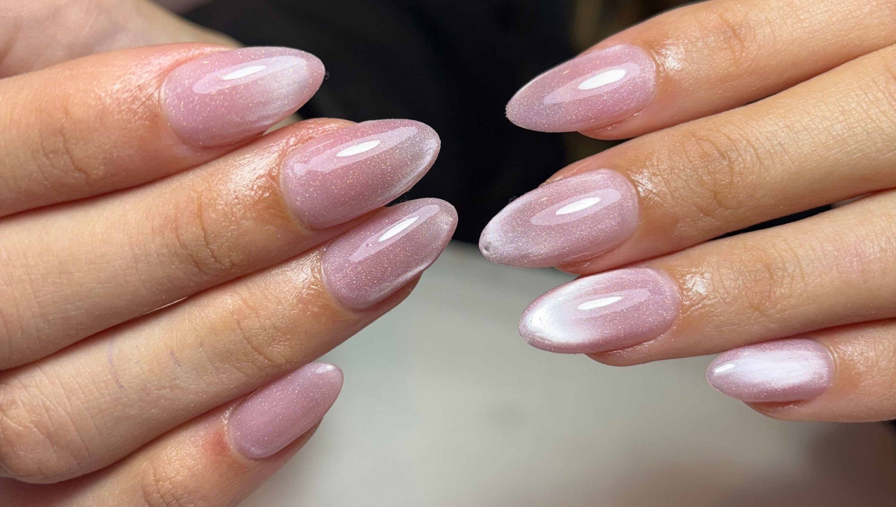 Uñas con acabado rosado brillante en Vita Nails, Funes, Santa Fe, AR.