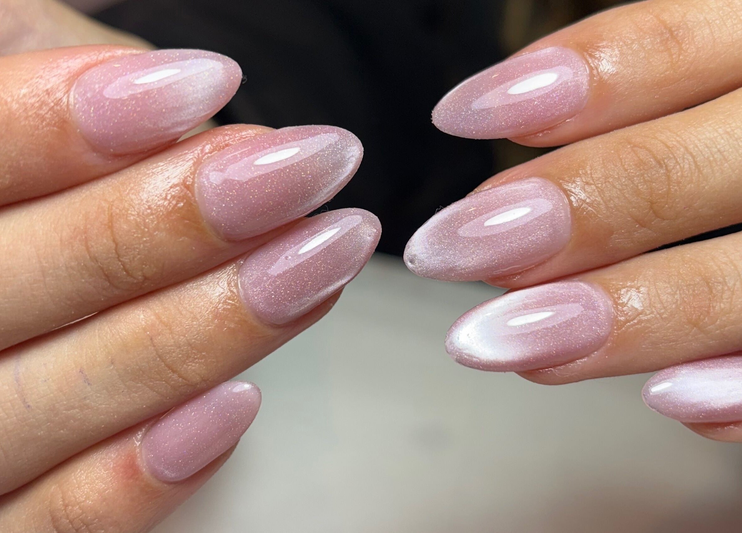 Uñas con acabado rosado brillante en Vita Nails, Funes, Santa Fe, AR.