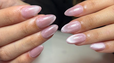 Uñas con acabado rosado brillante en Vita Nails, Funes, Santa Fe, AR.