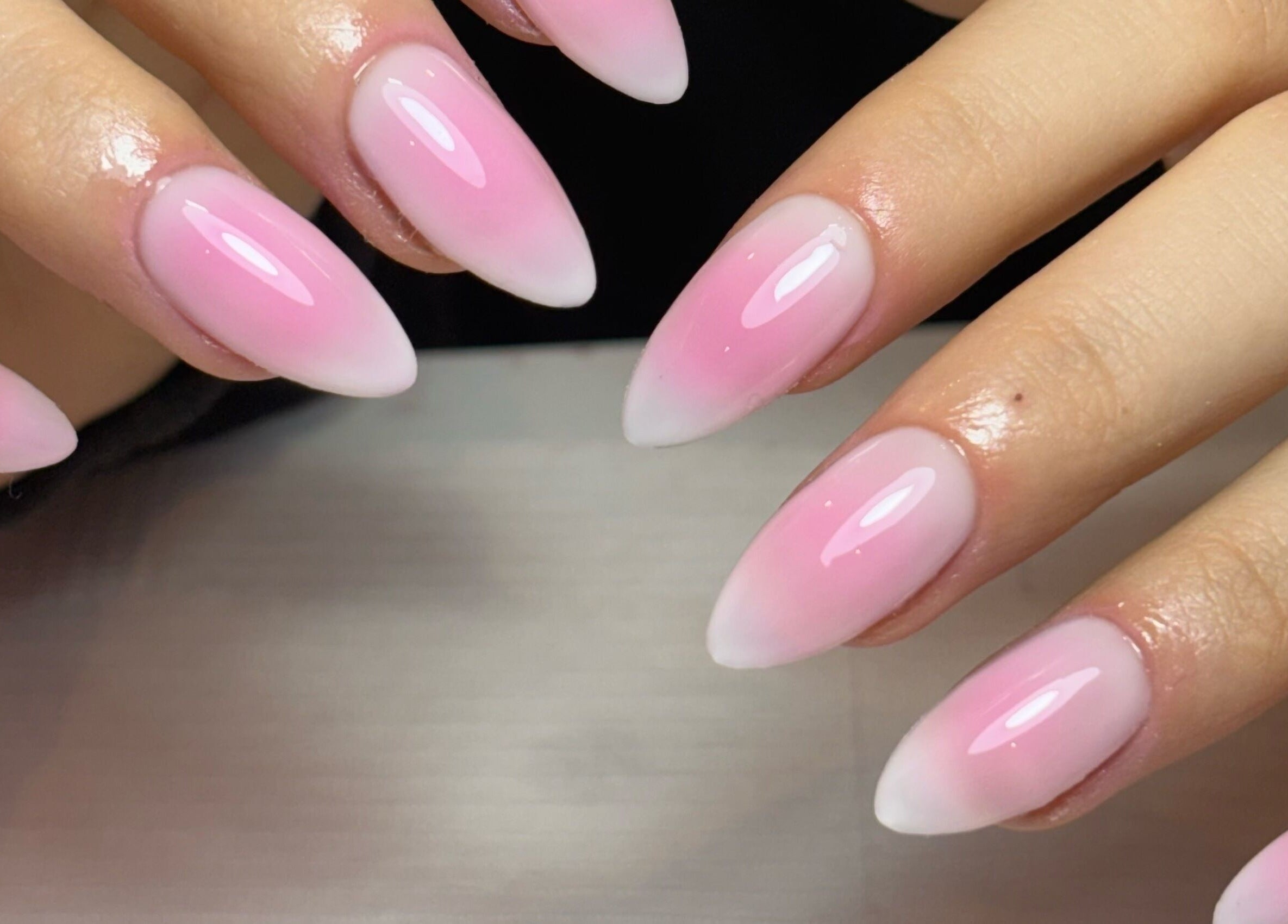 Uñas con esmalte degradado rosa en Vita Nails, Funes, Santa Fe, AR.