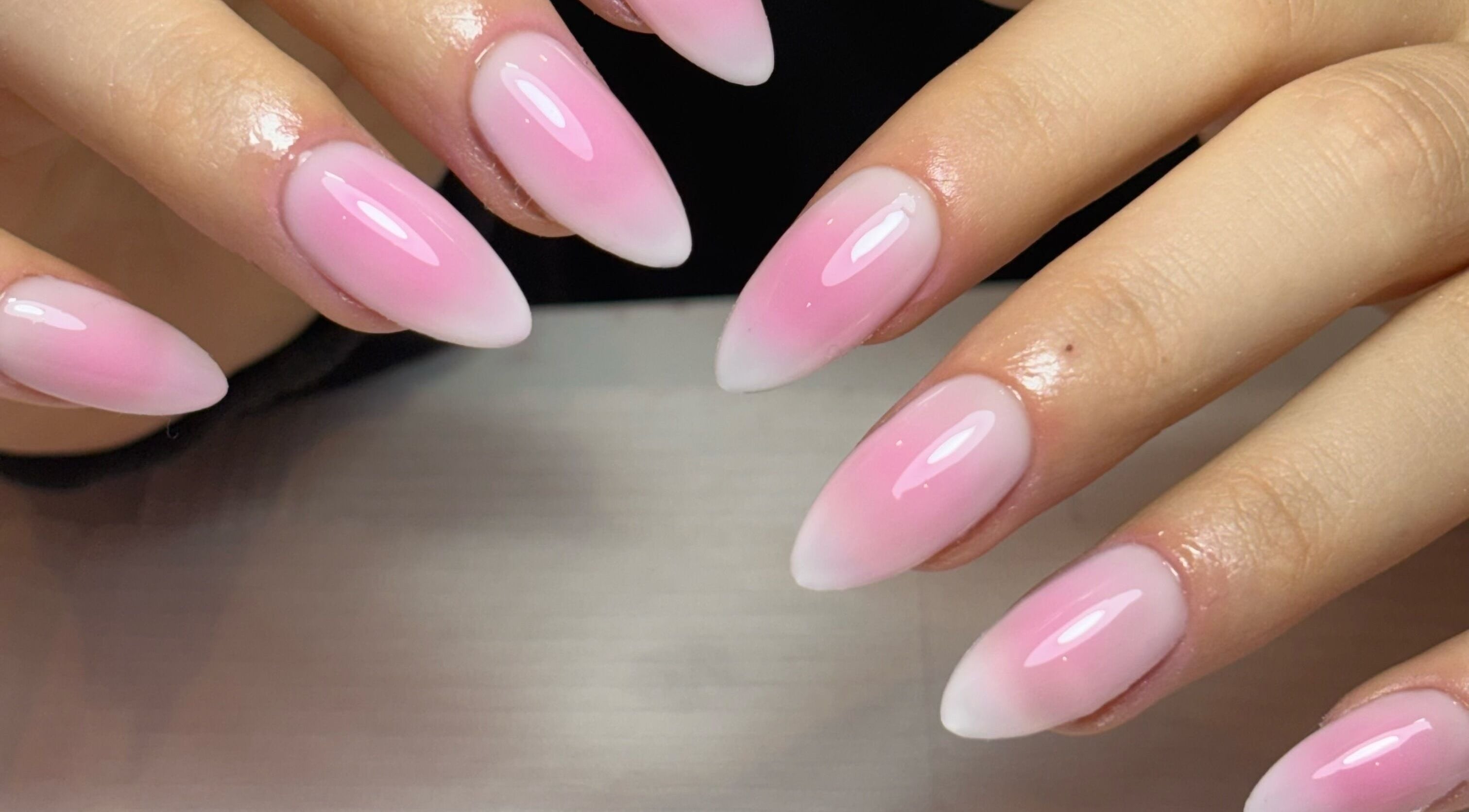 Uñas con esmalte degradado rosa en Vita Nails, Funes, Santa Fe, AR.