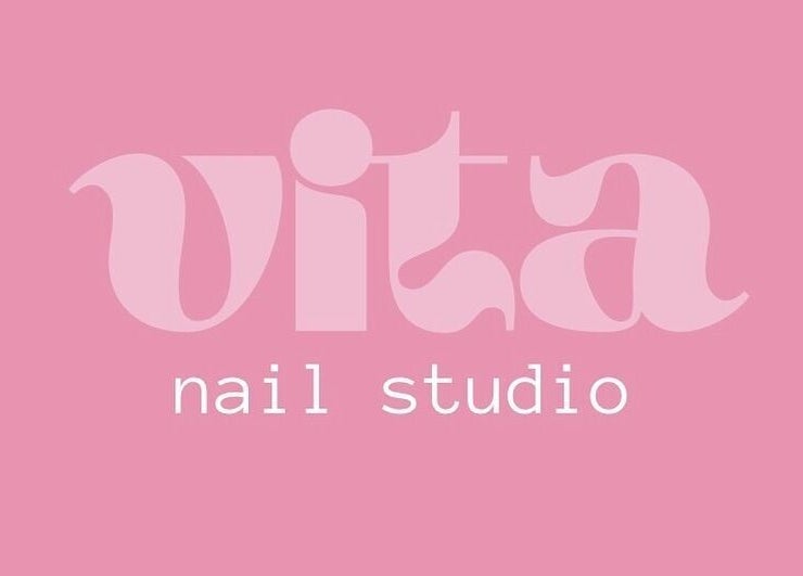 Logotipo de Vita Nails sobre fondo rosa en Funes, Santa Fe, AR.