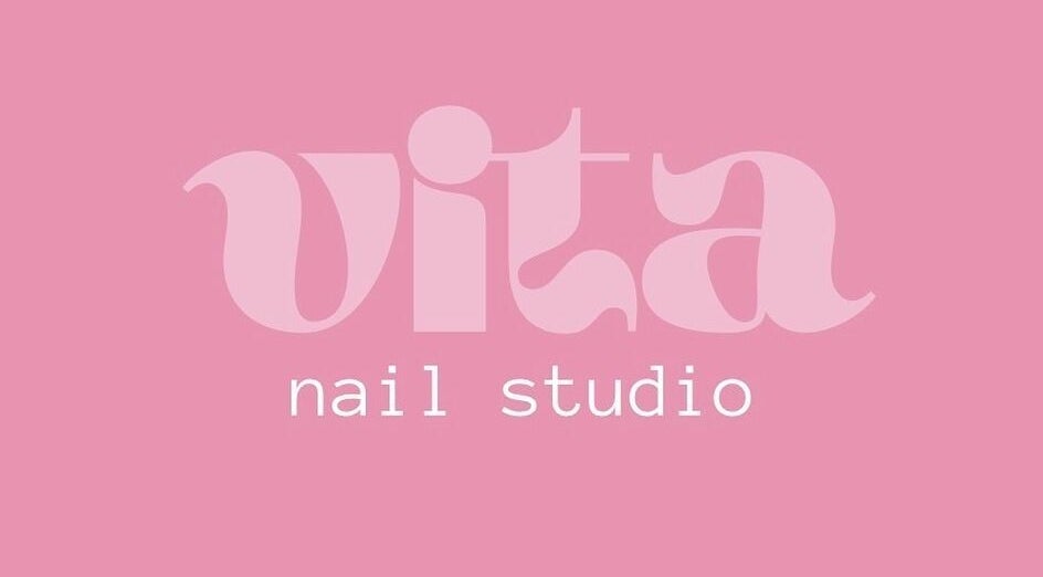 Logotipo de Vita Nails sobre fondo rosa en Funes, Santa Fe, AR.