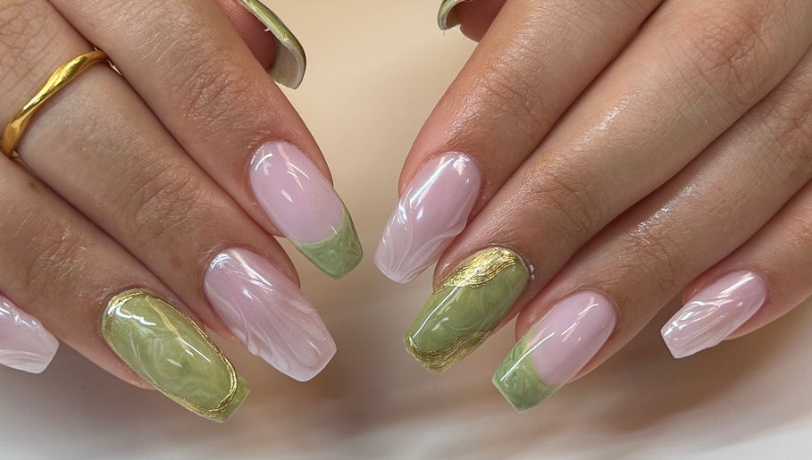 Manucure élégante avec motifs verts chez Coralie Esthétique, Laval, Québec, CA.